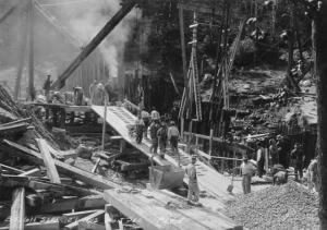 Obreros trabajando en la construcción del viaducto de Bloor.